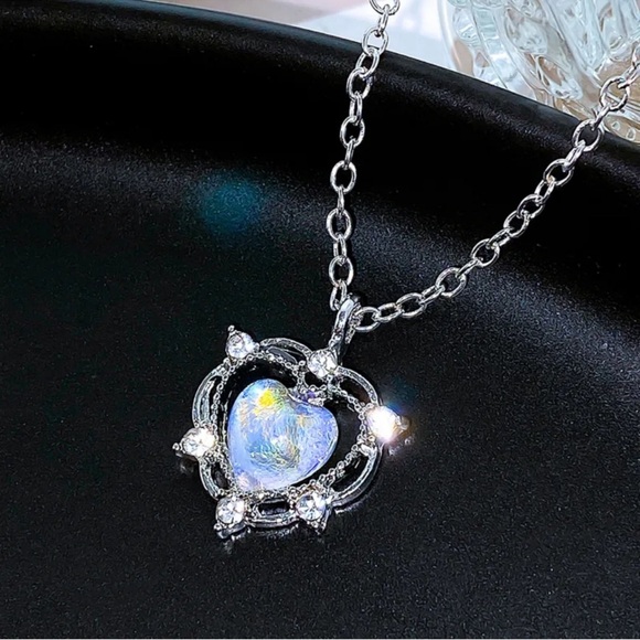 Elegant Silver Color Heart Pendant Necklace - Picture 3 of 7